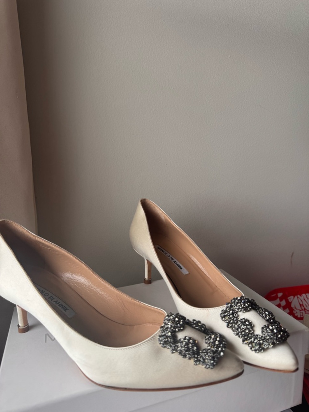 Manolo Blahnik Cream Satin pumps - Picture 3 of 13